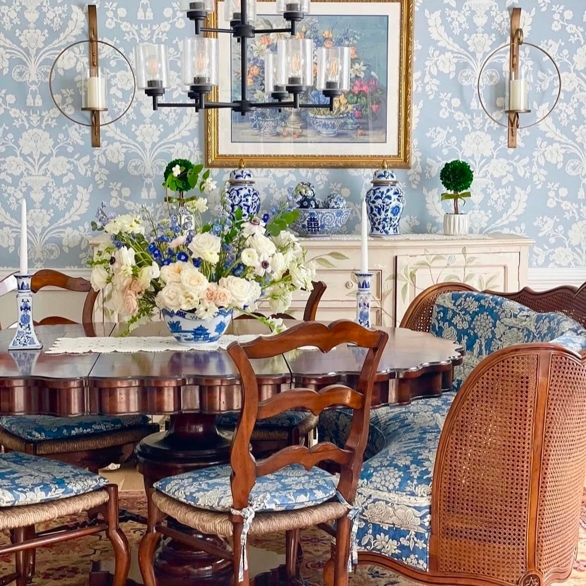 Elegant Coastal Blue and White Dining Room Decorating